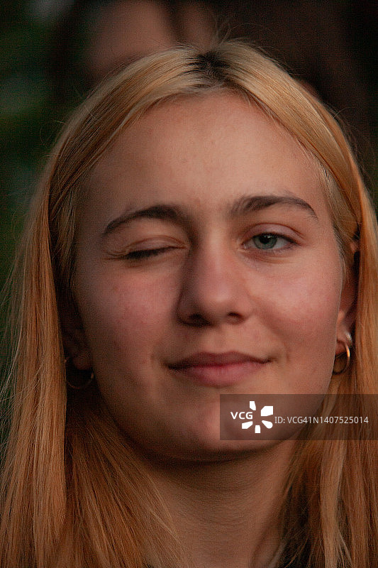 美丽的金色少女的肖像图片素材