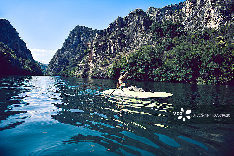 女子划桨享受皮划艇乐趣图片素材