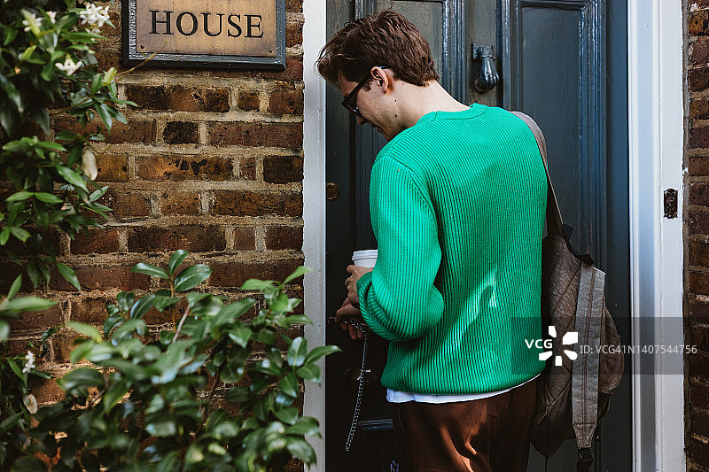 清晨，青年锁门离家图片素材