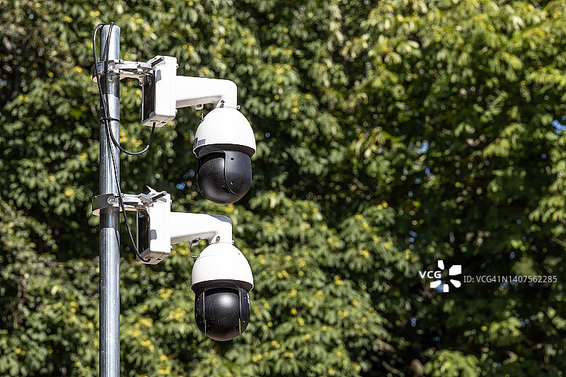 自然环境中的监控摄像头图片素材