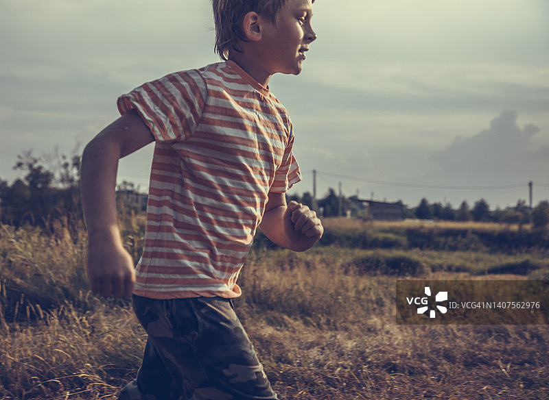 男学生快速奔跑图片素材