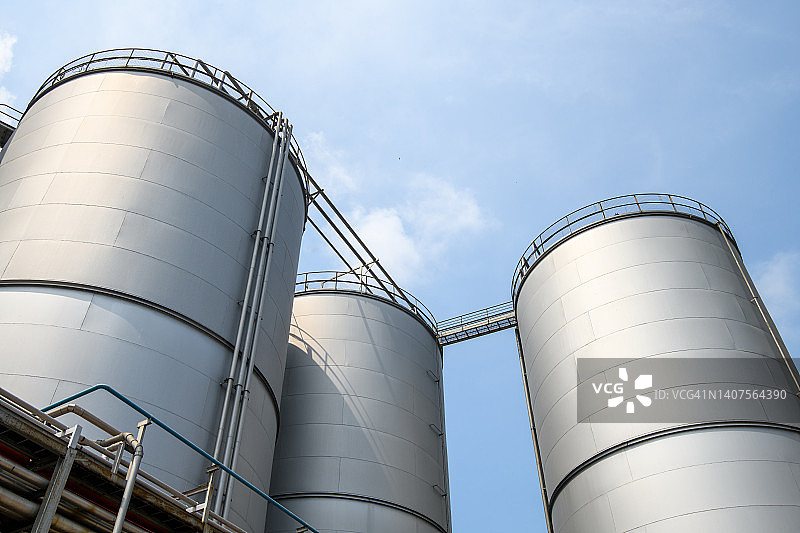 储油罐的低角度视图图片素材