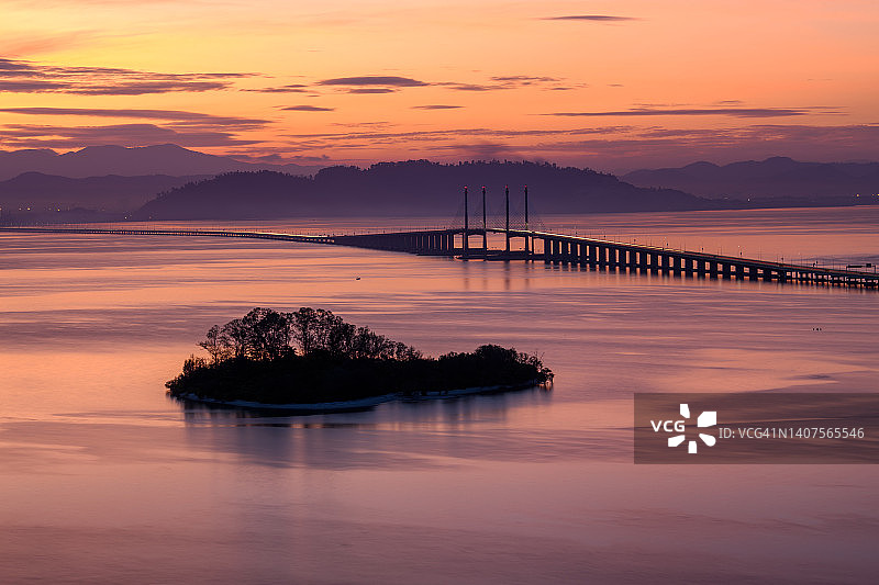 槟城大桥的金色日出和远处岛屿图片素材