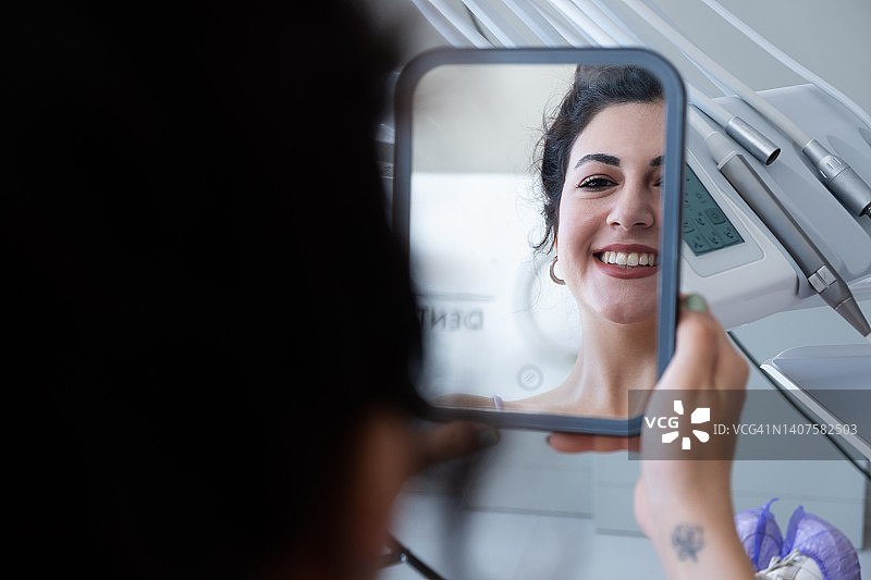 照镜子看牙齿图片素材