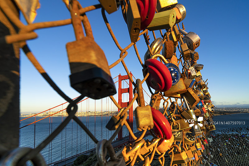 旧金山金门大桥前的爱情锁图片素材