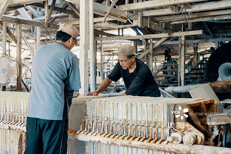 两名男子在工厂工作图片素材