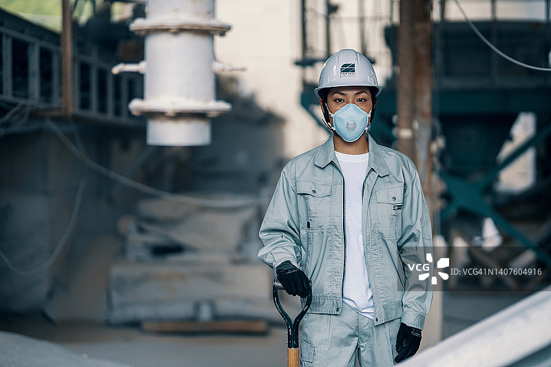 在工厂工作的中年妇女图片素材