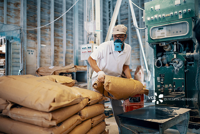 中年男人在工厂工作图片素材
