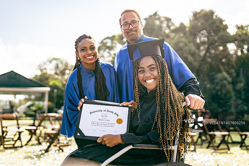 老师和学生在毕业典礼上展示文凭图片素材