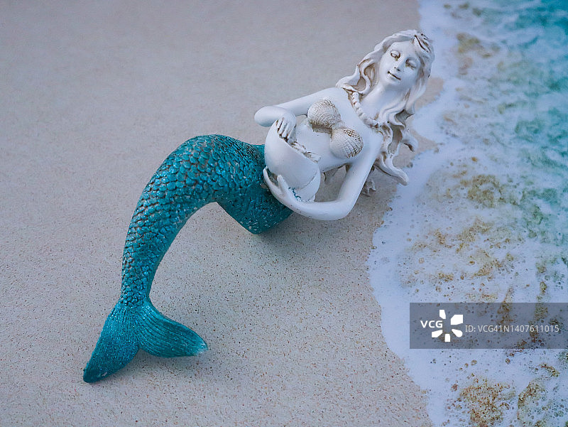 海滩上的美人鱼图片素材