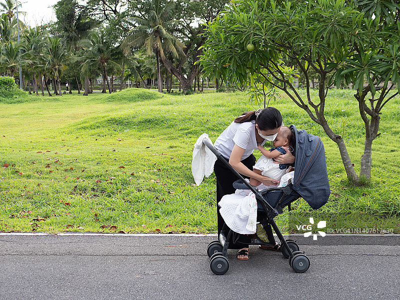 公园里散步的母女图片素材