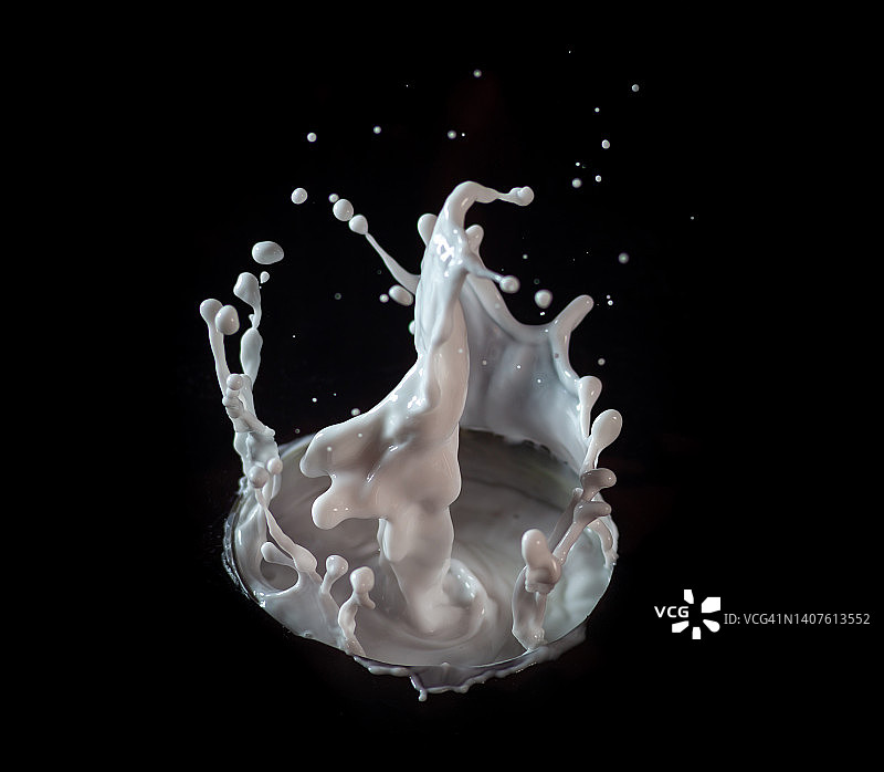 乳胶漆在黑色背景上飞溅图片素材