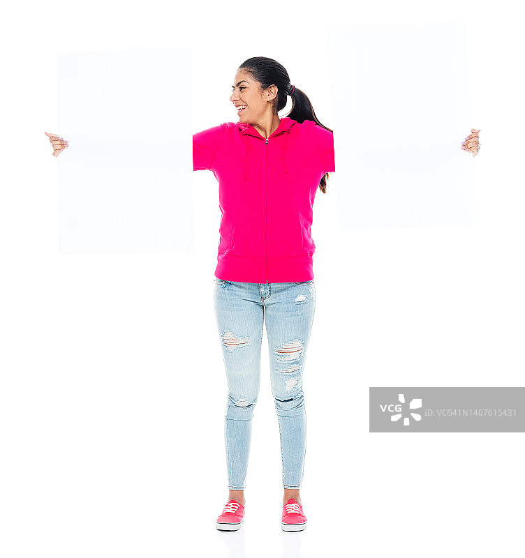 Z世代女性站在白色背景前，穿着连帽衫，手持banner标志图片素材