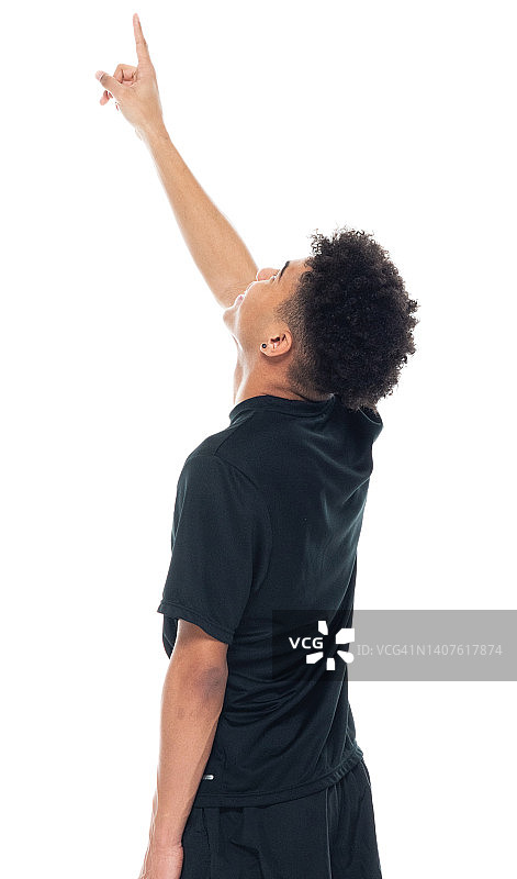 穿运动装站在白色背景前的非洲男青年图片素材