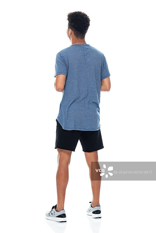 穿着T恤拿相机的Z世代青少年游客男孩，白色背景图片素材