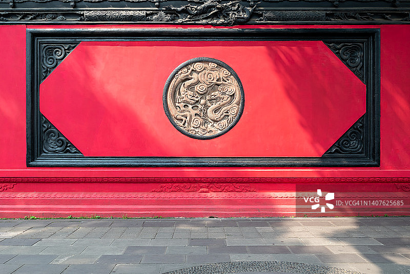 红墙上的中国龙浮雕图片素材