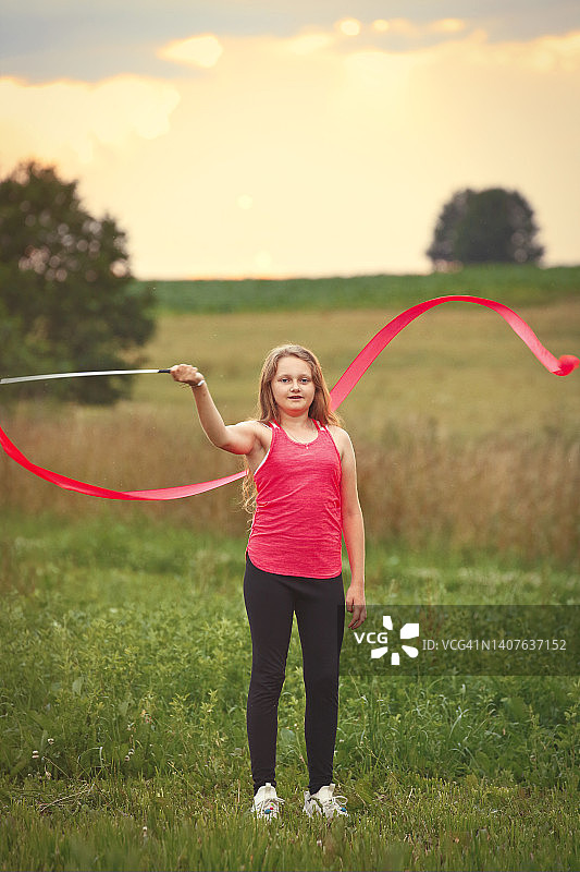小女孩在户外用彩带锻炼图片素材