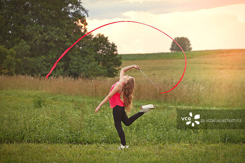 小女孩在户外用彩带锻炼图片素材