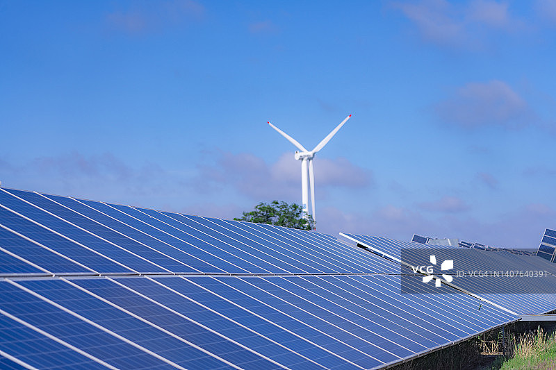 阳光明媚的蓝天下田野上的太阳能电池板图片素材