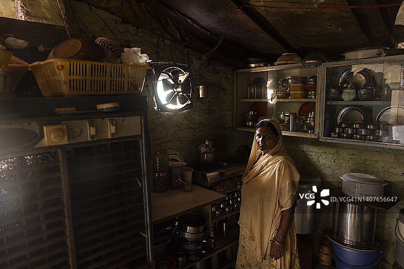 老年妇女在厨房工作的肖像图片素材