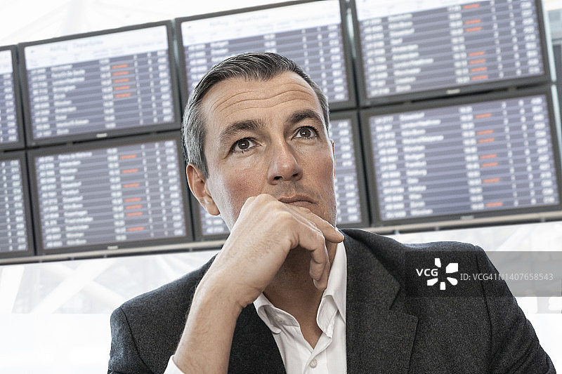 沉思的商人担心机场/火车站的延误图片素材