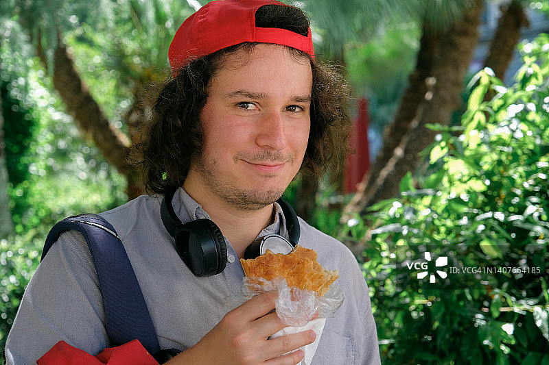 男人在街边咖啡馆享用格鲁吉亚哈恰普里面包图片素材