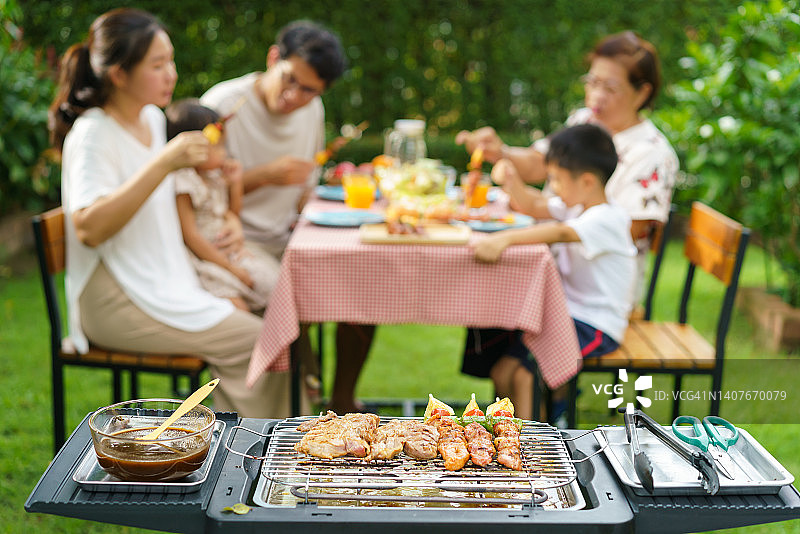 亚洲家庭在后院烧烤，共度家庭假期图片素材