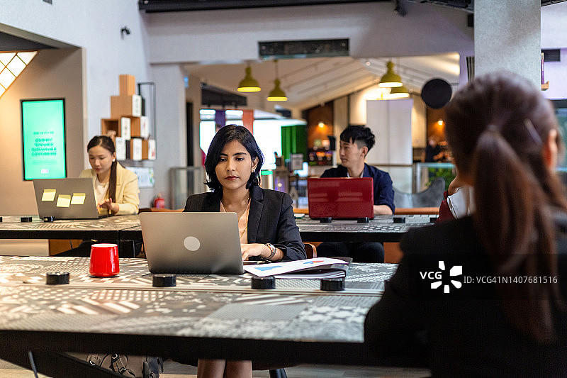 办公室里忙碌的白领图片素材