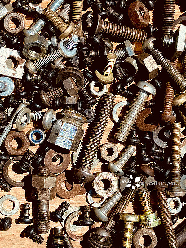 特写镜头下的老旧锈蚀螺丝和螺栓图片素材
