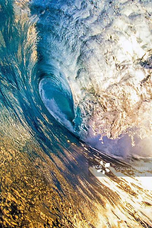 印度尼西亚帕纳伊坦岛的海洋波浪图片素材