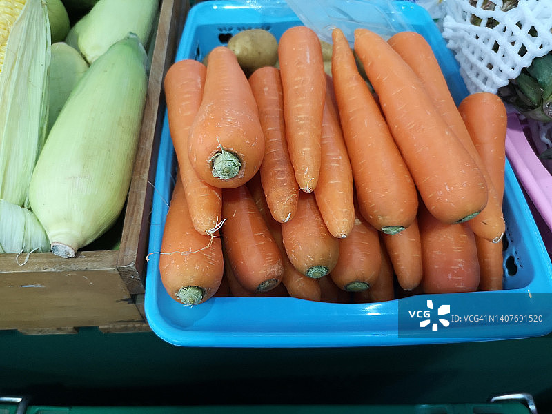 黄色甜玉米和橙色胡萝卜蔬菜图片素材