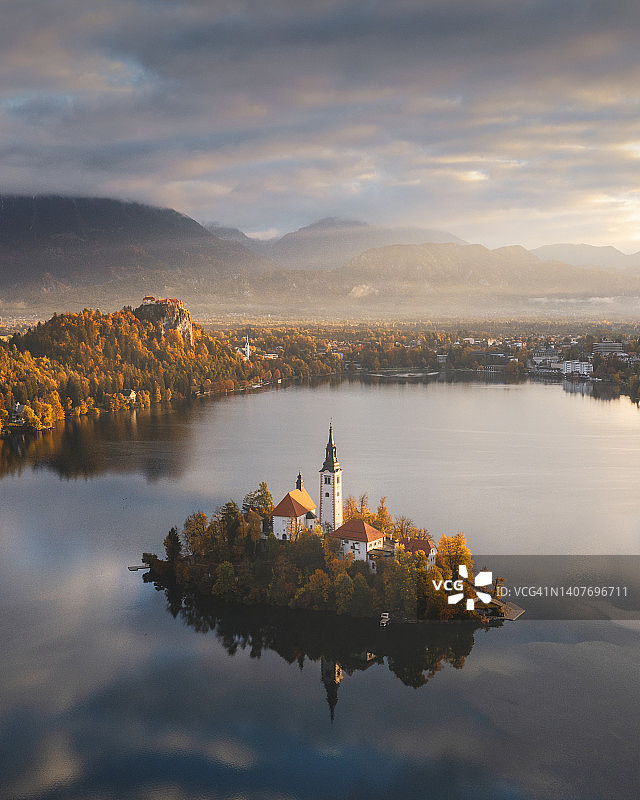 斯洛文尼亚布莱德湖教堂鸟瞰图片素材