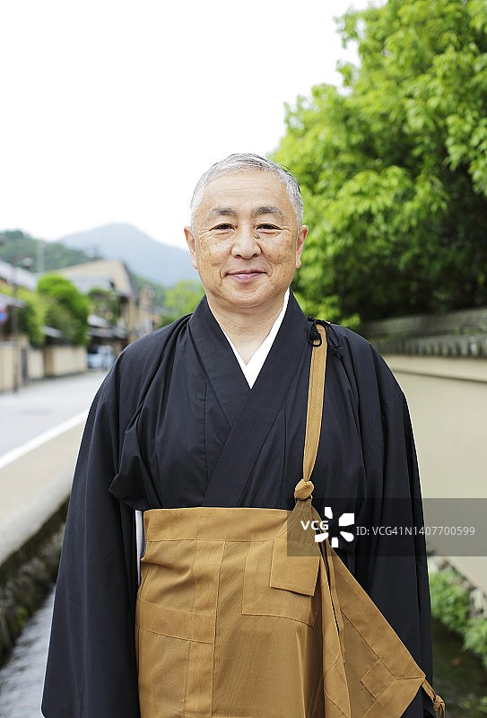 古镇风景中的佛教僧侣肖像图片素材