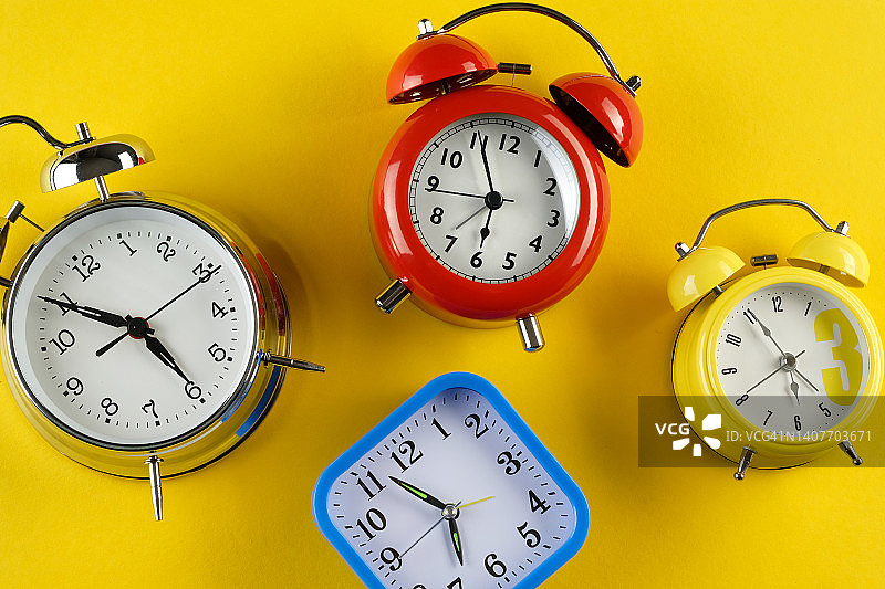 复古风彩色闹钟banner图片素材