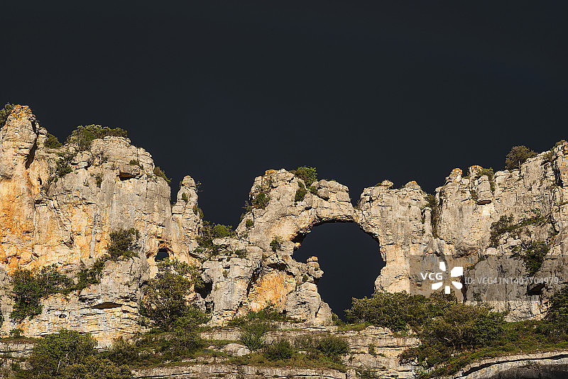 壮观的岩层映衬着戏剧性的暴风云图片素材