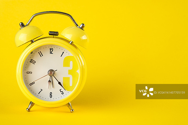 复古风格的黄色闹钟图片素材