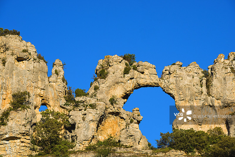 壮观的岩层，以晴朗的天空为背景图片素材