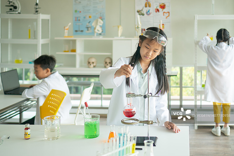 童年：学生和朋友在教室实验室里学习科学图片素材