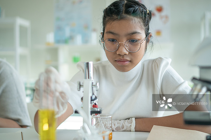 学生们快乐地使用显微镜学习科学图片素材