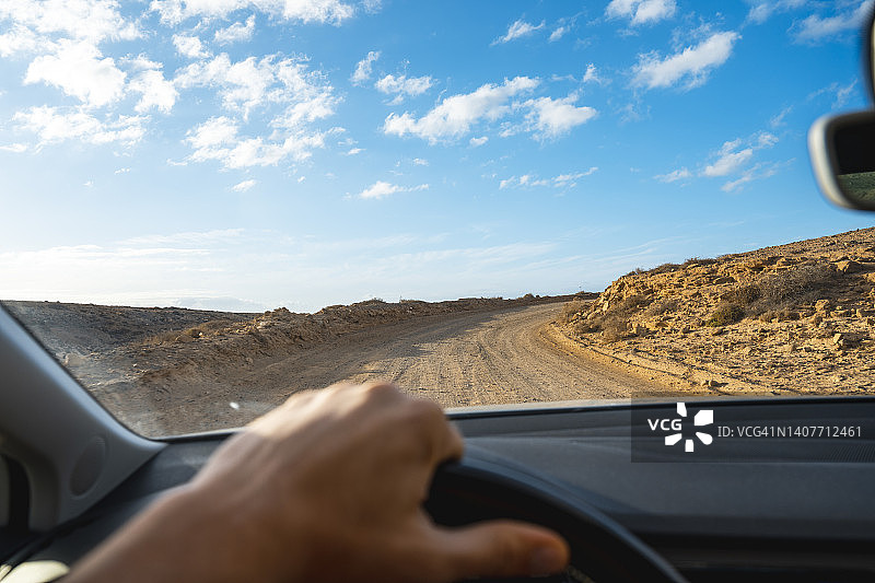 在碎石路上驾驶的主观视角照片图片素材