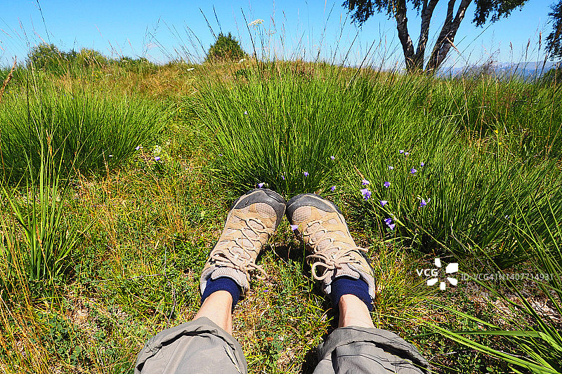 女性的步行靴视角图片素材