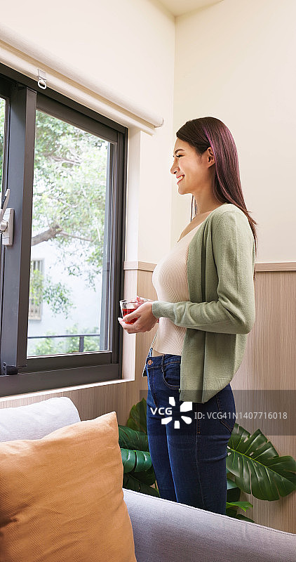 女人喝茶图片素材