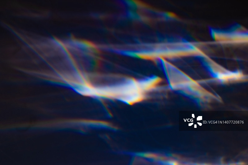 黑色背景上的彩色彩虹漏光纹理图片素材