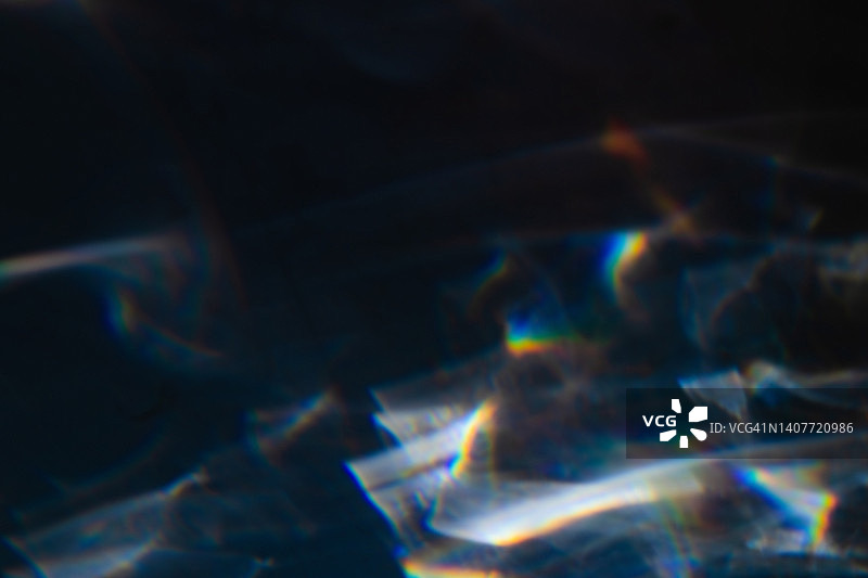 黑色背景上的彩色彩虹漏光纹理图片素材