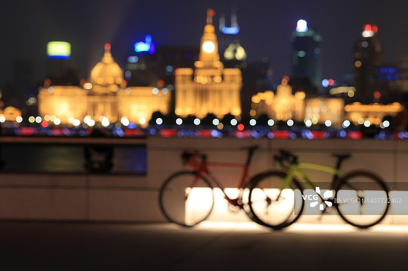 上海外滩黄浦江古典建筑旁的自行车图片素材