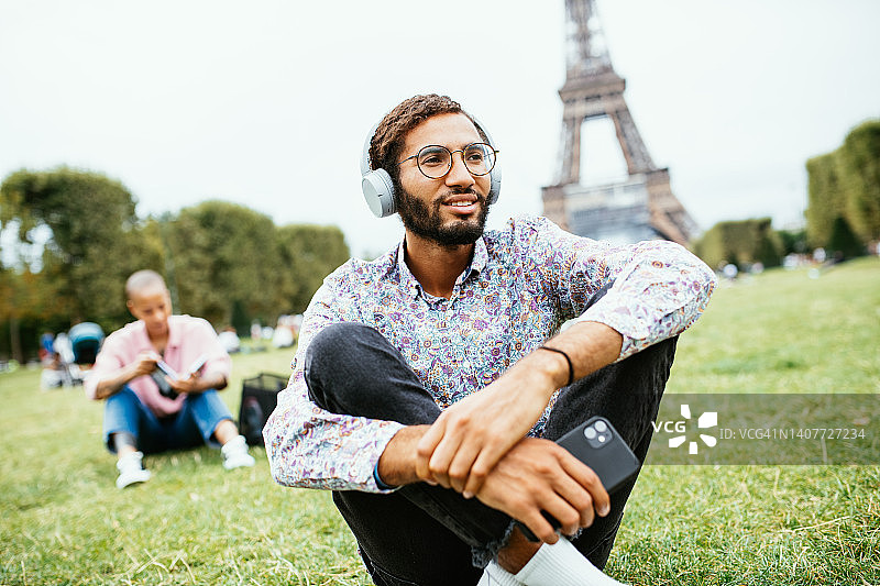 严肃的多种族男人戴着无线耳机听音乐图片素材