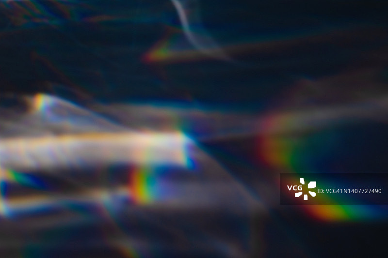 黑色背景上的彩色彩虹漏光纹理图片素材