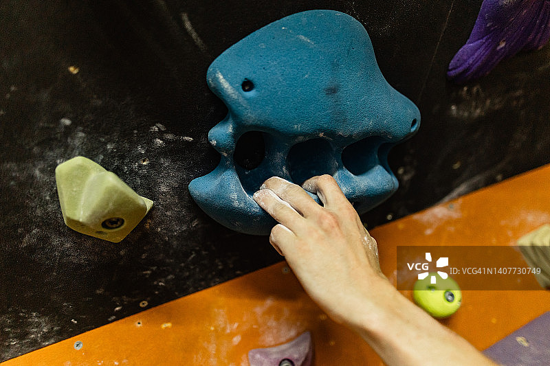 手持攀岩墙上的浮雕图片素材