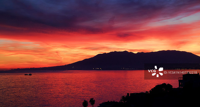 马拉加的迷人日落：童话般的山海景色图片素材