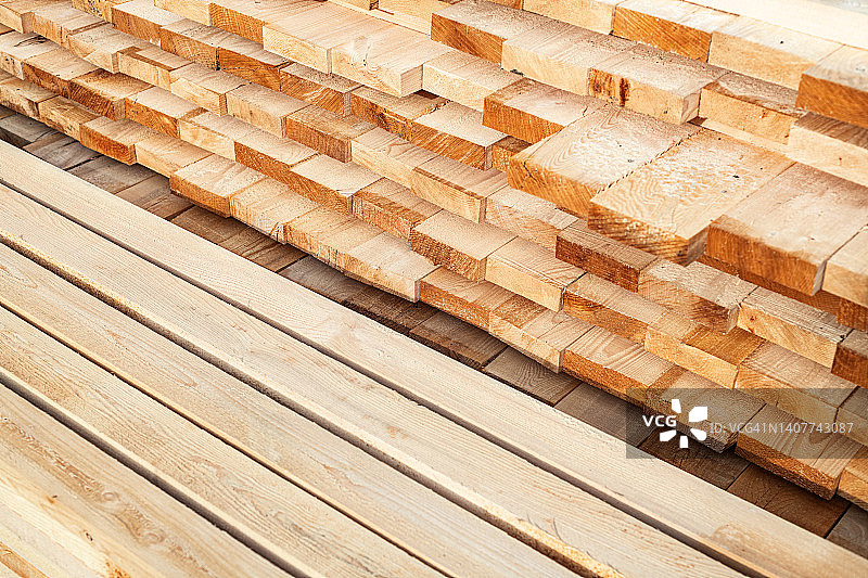 木材场的云杉立柱图片素材